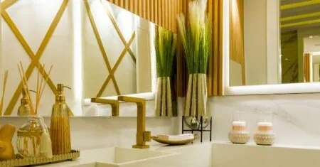 Segredos de decoração para transformar banheiros pequenos em espaços charmosos e funcionais