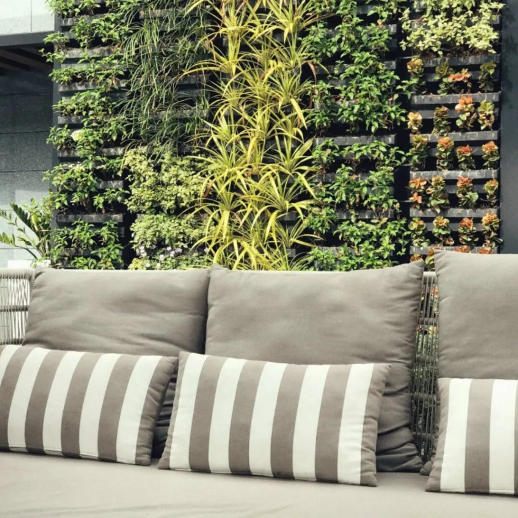 Jardim na parede com plantas aromáticas