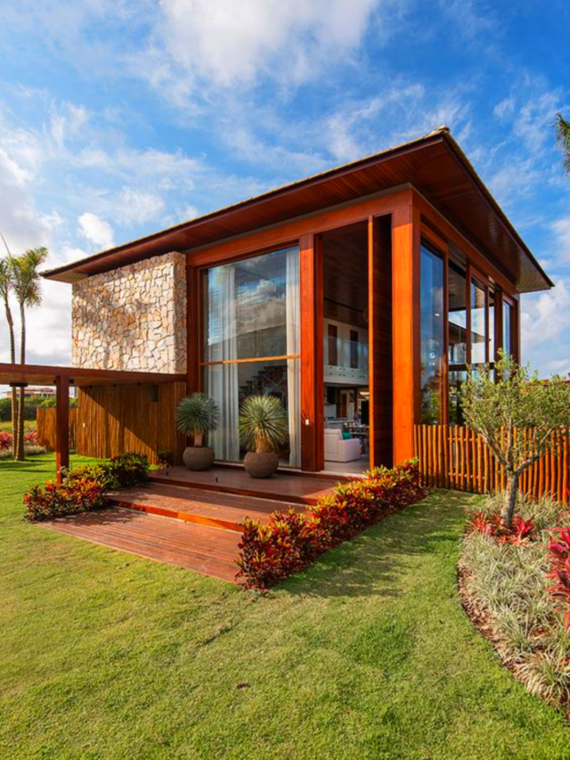 Casa de Madeira com Vidro: Beleza Natural e Modernidade
