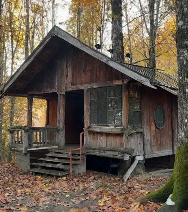 Cabana rústica com madeiras velhas simplicidade