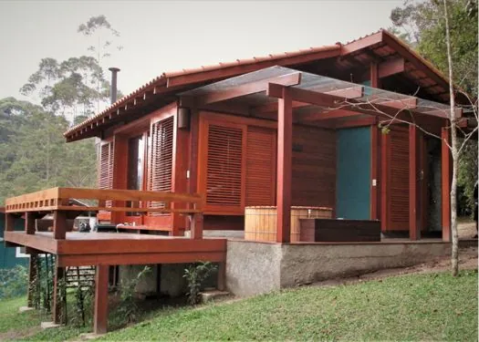 Casa de madeira simples com deck