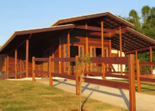 Casa de madeira simples com varanda frontal