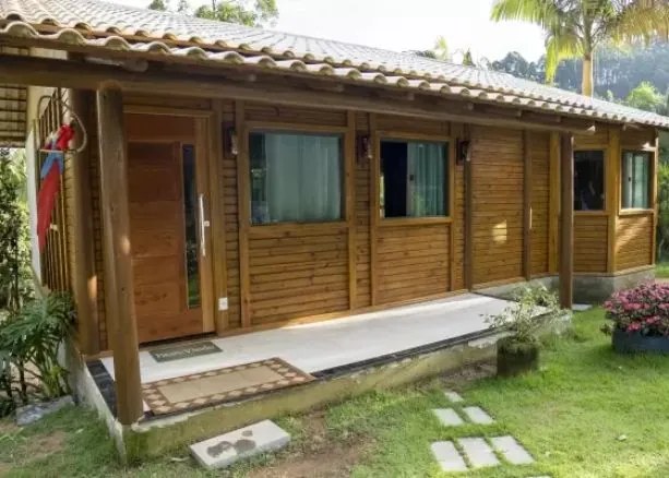 casa de madeira com varanda de toras