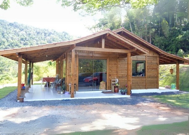 casas de madeira com varanda lateral