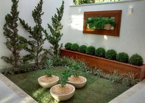 jardim na frente de casa com vasos