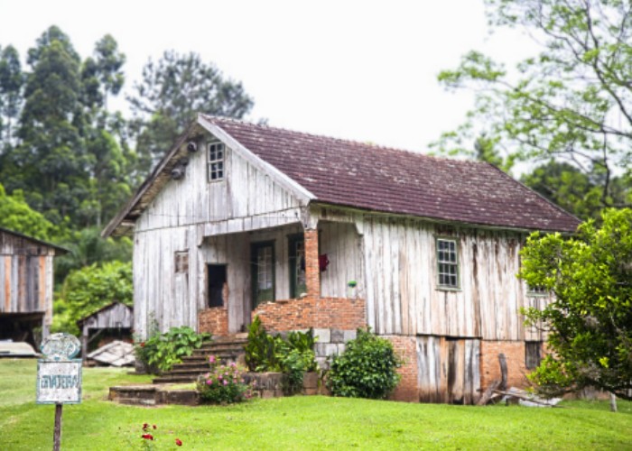 Casa com porão de pedra e corpo em madeira