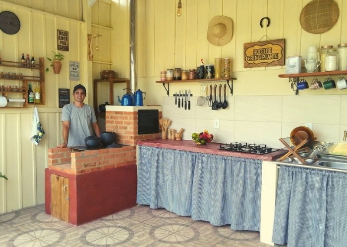  Casa de madeira com fogão a lenha e interior rústico