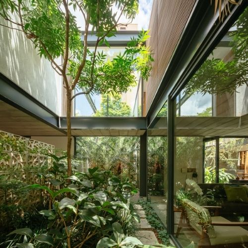 Casa com vidro e jardim interno