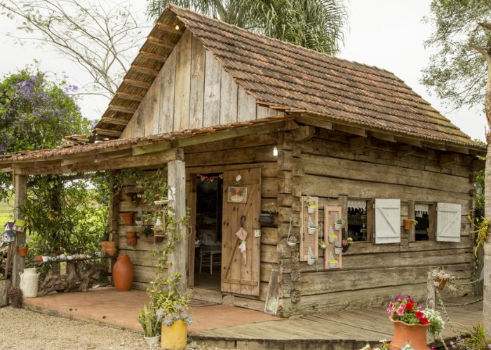 Casa velha antiga de madeira