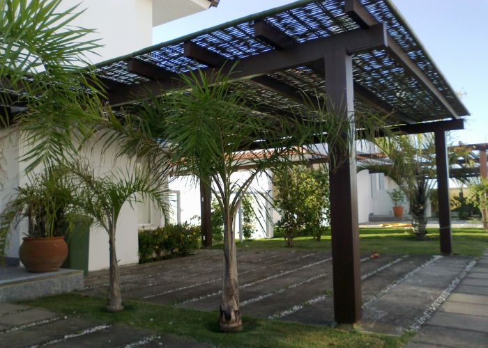 Pergolado de Madeira para Garagem estrutura robusta e madeira escura
