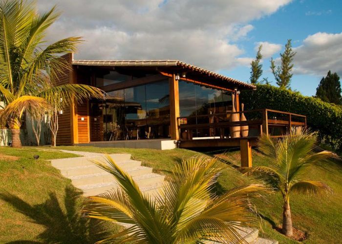 casa de madeira com vidro de frente