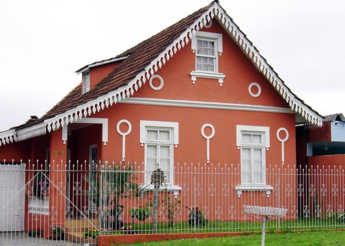 casa de madeira do sul com lambrequins