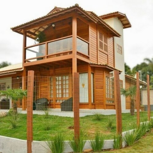 casa de madeira de dois andares com varanda 