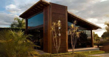 Casas de Madeira e Vidro Modernas: +10 Ideias para seu Projeto