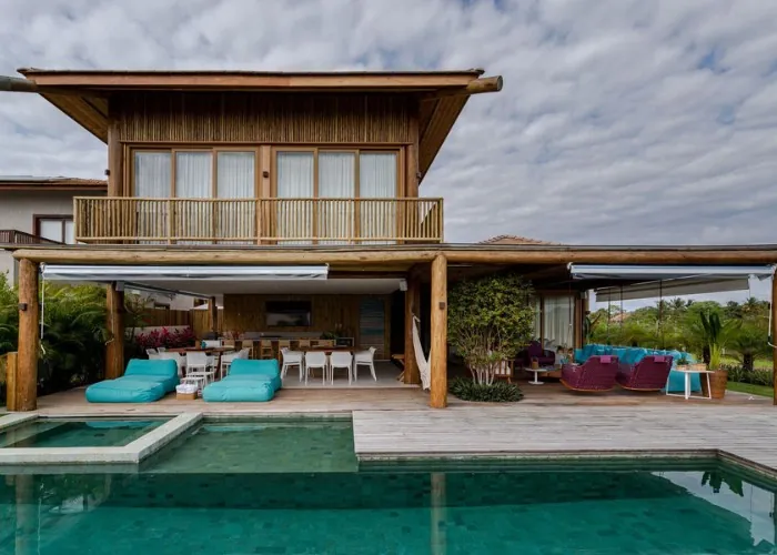 casas de madeira modernas Eucalipto tratado com piscina