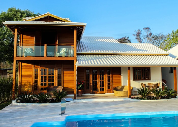 casas de madeira modernas Varanda integrada à piscina