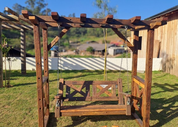 pergolado de madeira com balanço