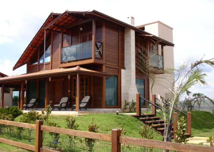 casa dois andares com varanda lateral