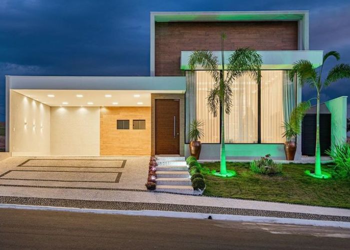 Casa platibanda com madeira e vidro