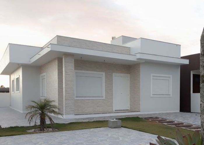 Casa platibanda com pintura clara