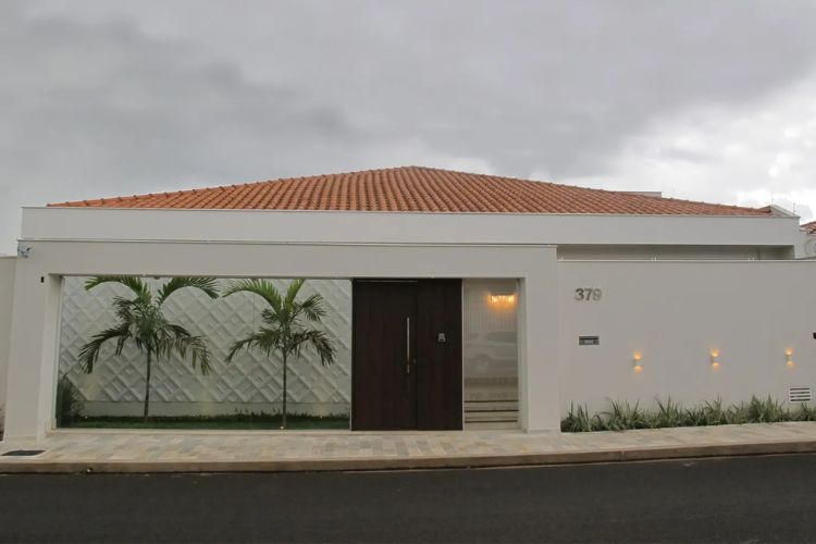Fachada de muro moderno com eiluminação