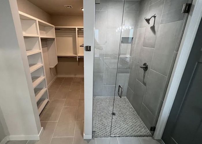 Ideias de closet com banheiro pequeno planejado para ambientes compactos e funcionais