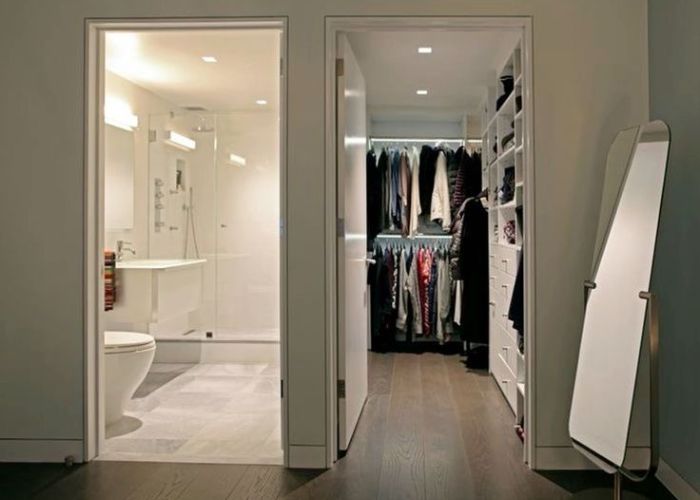 Closet com banheiro pequeno integrado que otimiza espaço e traz praticidade no dia a dia