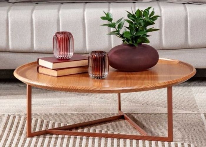 Decoração de mesinha de centro com bandeja, velas e elementos elegantes