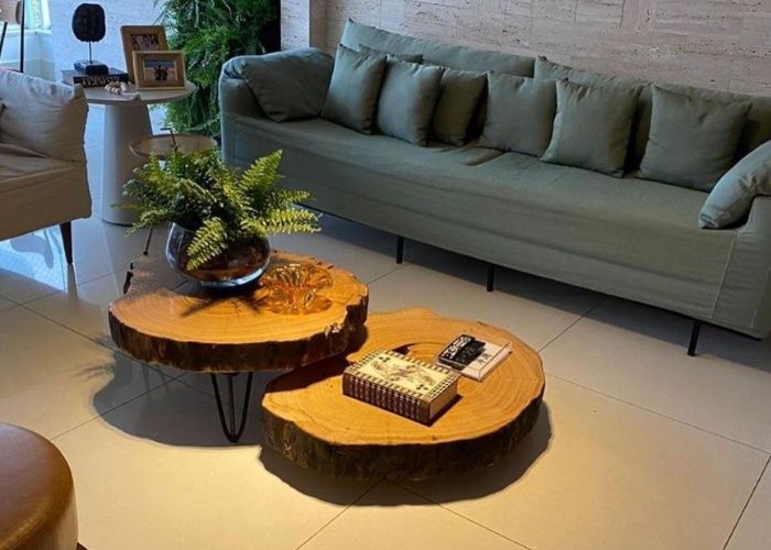 Mesinha de centro decorada para sala pequena que otimiza espaço com charme