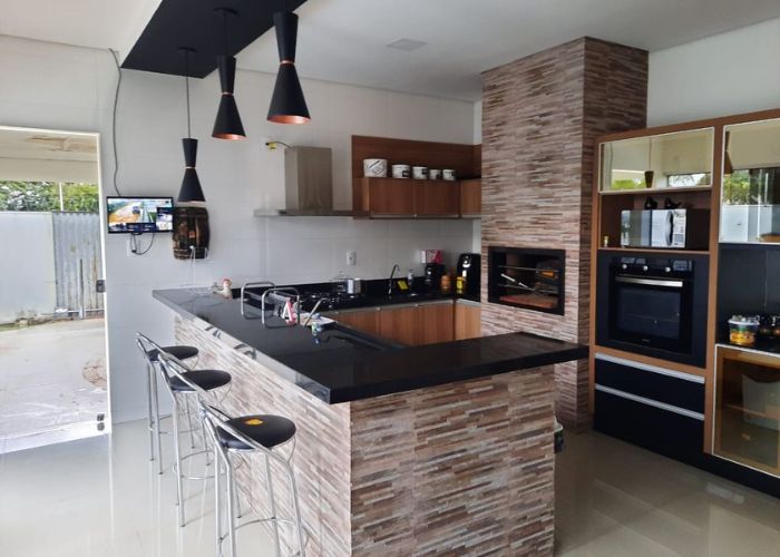 Modelo de churrasqueira com bancada e pia moderna com acabamento bonito e funcional