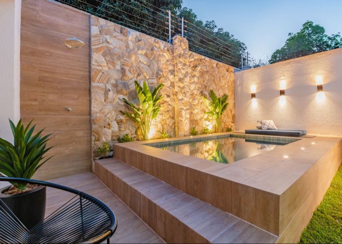 Piscina com deck elevado de alvenaria ideal para quem busca durabilidade e acabamento sofisticado