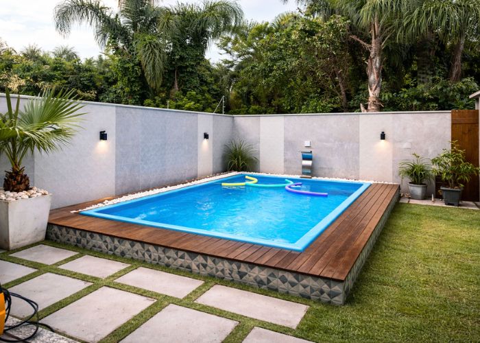 Piscina de fibra com deck elevado que facilita a instalação e valoriza o ambiente