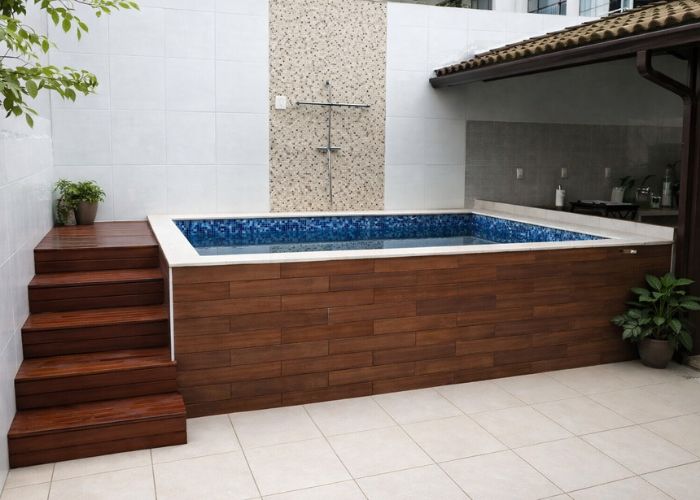 Piscina de fibra com deck elevado que facilita a instalação e valoriza o ambiente