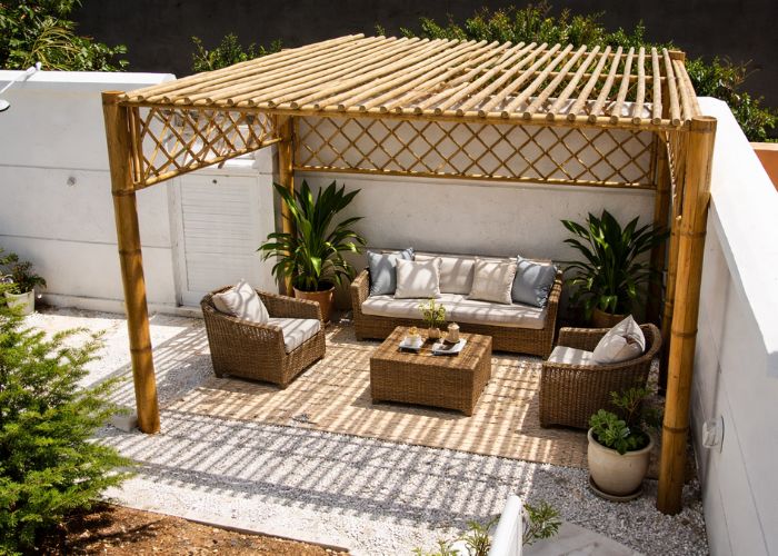pergolado de bambu aconchegante