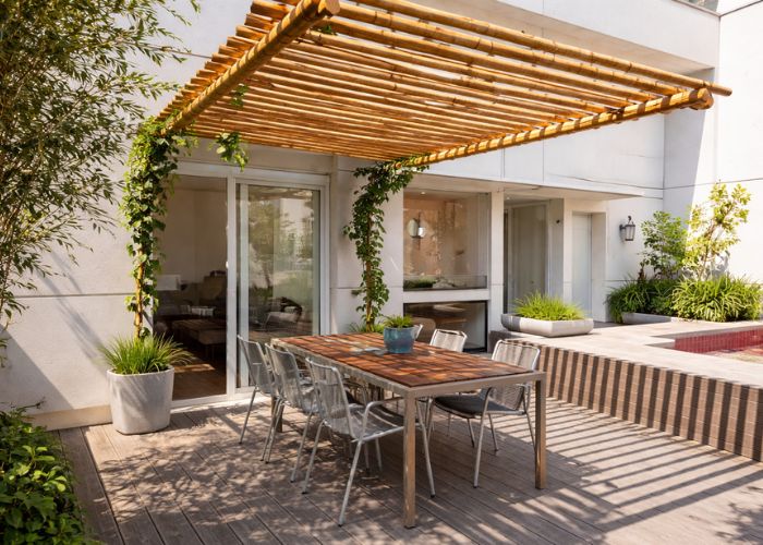 pergolados de bambu com espaço externo com piso de madeira