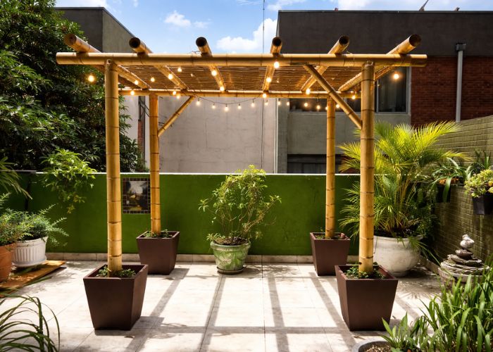 pergolados de bambu com iluminação pendente aconchegante