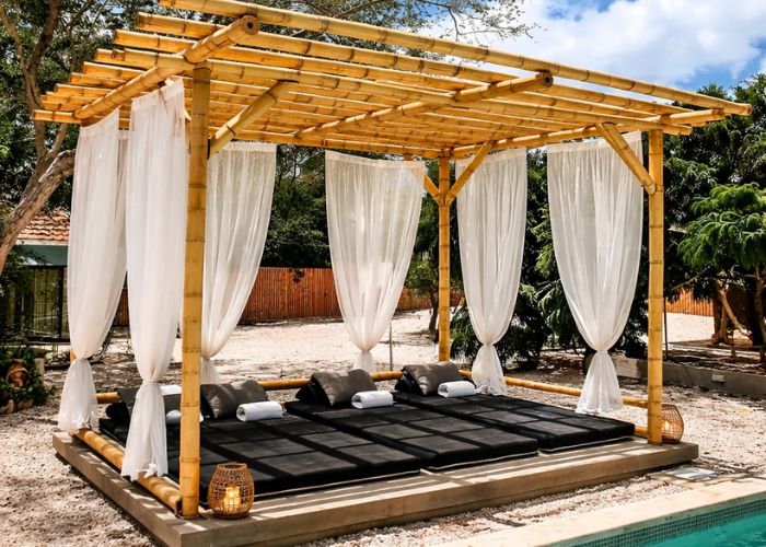 pergolados de bambu integrado a uma área de descanso