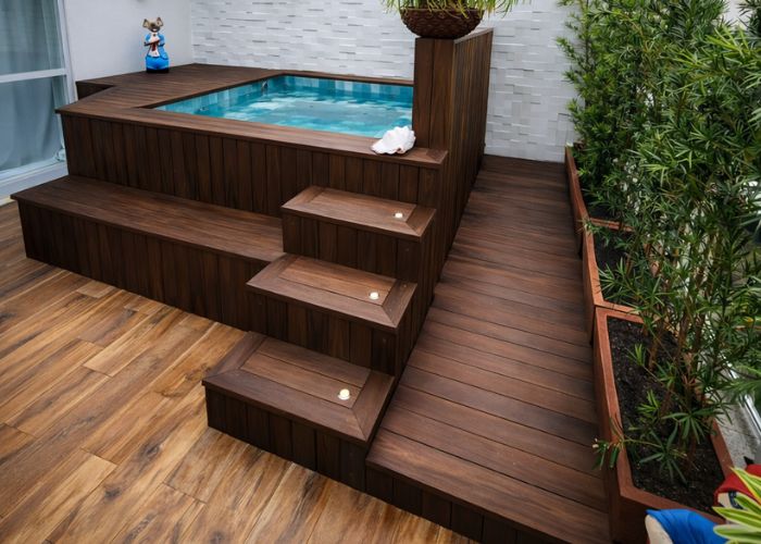 piscina com deck elevado