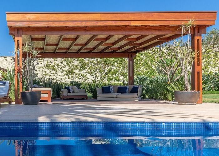Pergolado de Madeira para Piscina Estrutura moderna ao lado da piscina