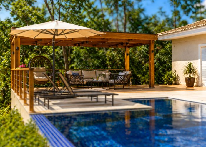 Pergolado de Madeira para Piscina Estrutura moderna ao lado da piscina