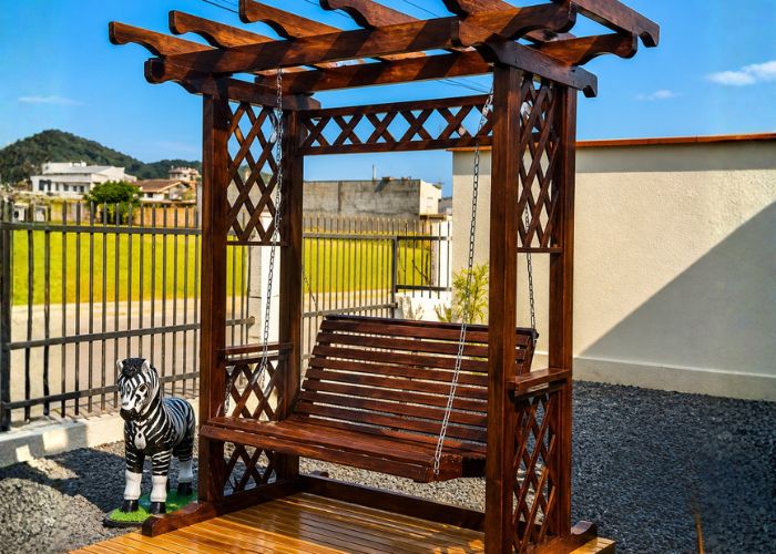 pergolado de madeira com balanço