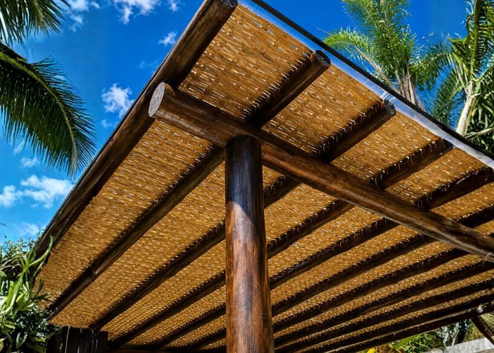 Pergolado com Esteira de bambu em ambiente rústico