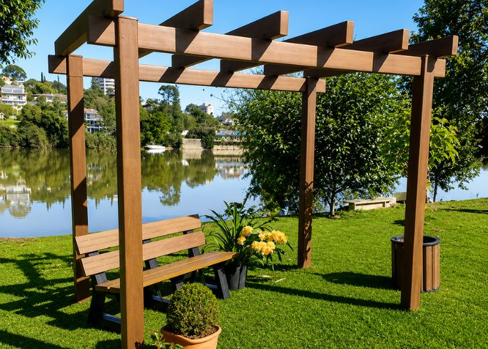 Pergolado de madeira para jardim pequeno