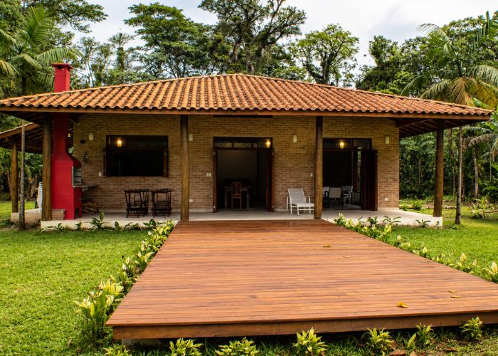 Casas com telhado colonial e varanda