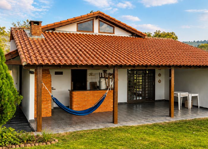 casa com telhado colonial
