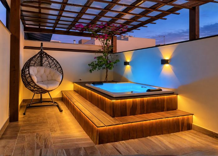 jacuzzi externa com deck de madeira