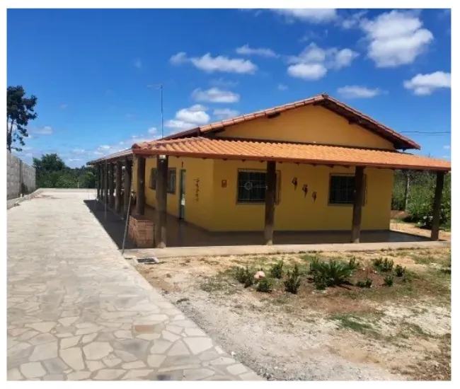 casa de sitio simples com varanda