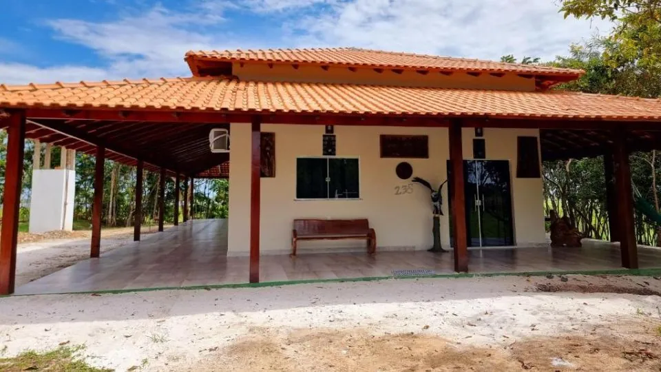 Casa de campo com varanda espaçosa