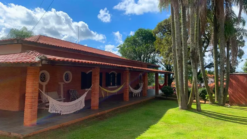  Casa de campo simples com varanda lateral
