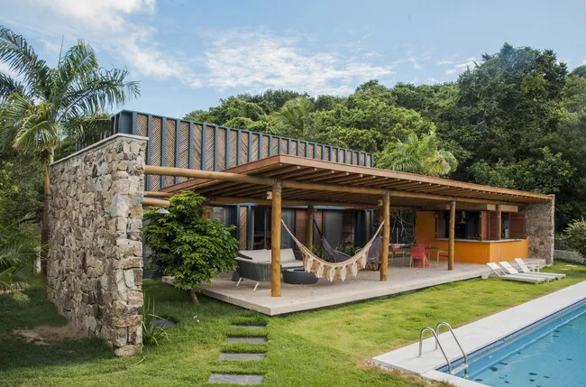Modelo minimalista com varanda frontal